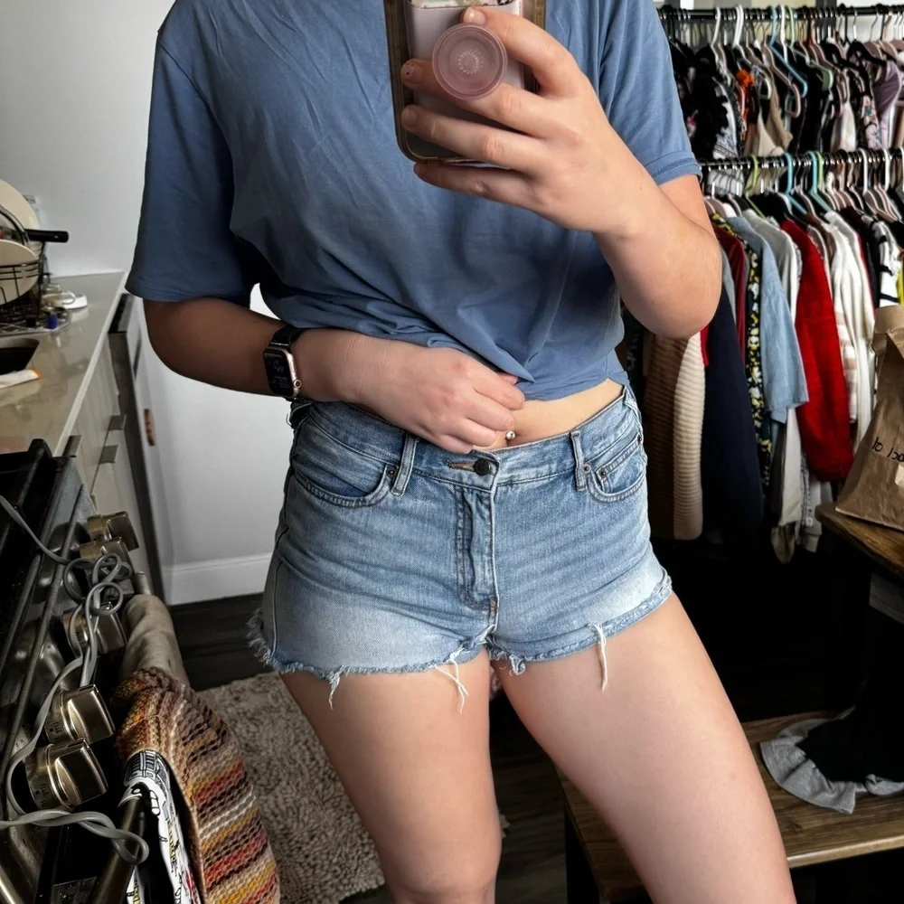 Free People Distressed Denim Shorts Size 29 - Picture 2 of 11
